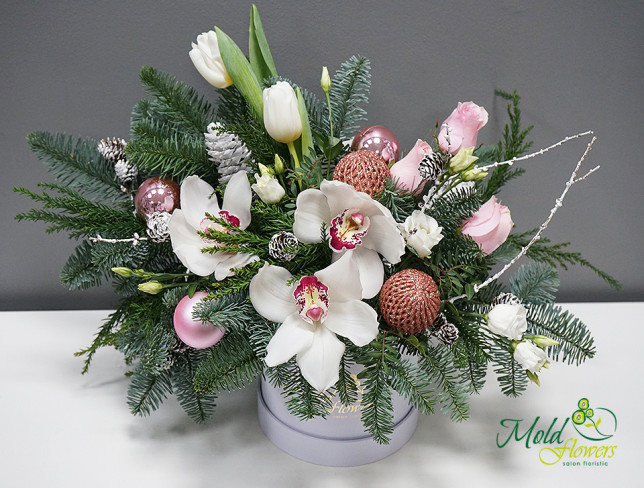 Cutie de Crăciun cu orhidee albe foto